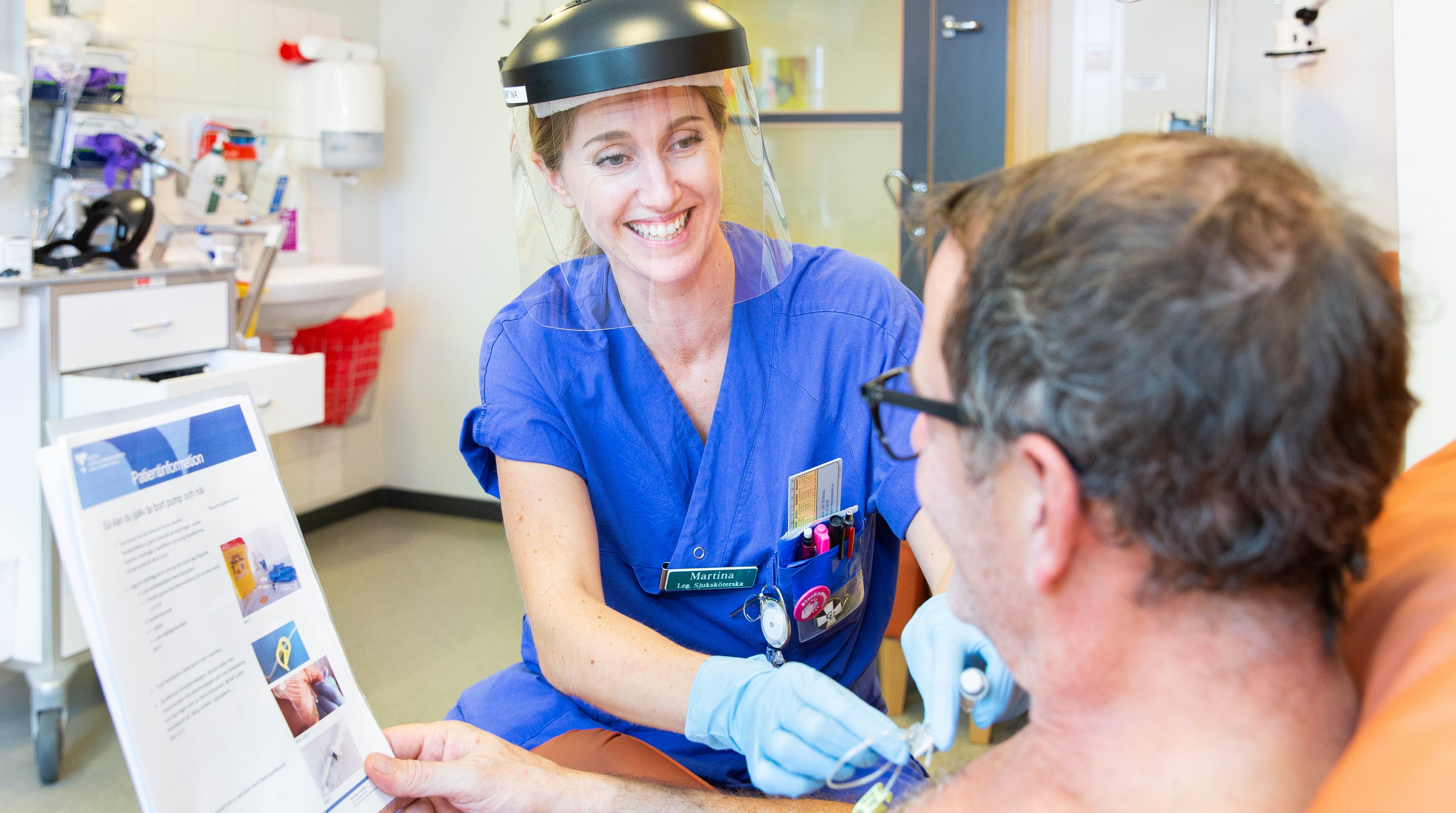 Sjuksköterska och patient i vårdsituation