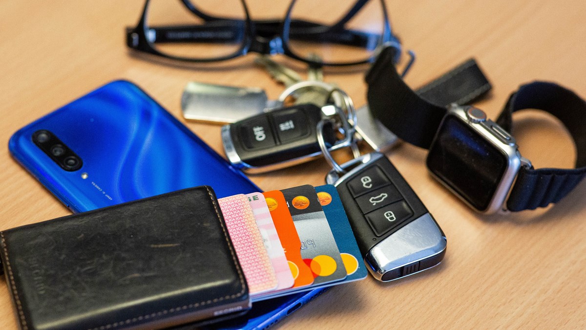 Kvarglömda tillhörigheter; mobiltelefon, glasögon, nycklar och plånbok.