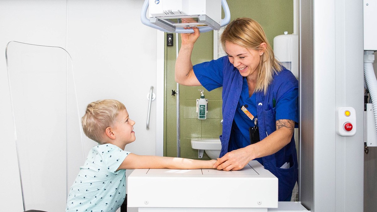 Vårdpersonal röntgar en pojkes arm.