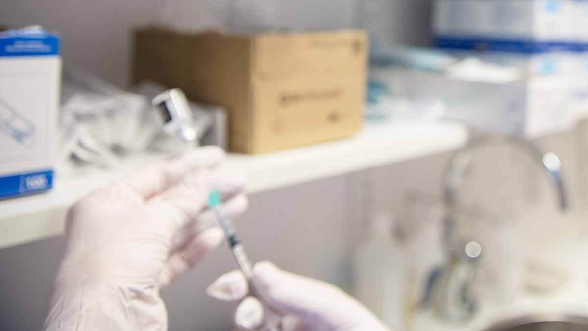 Personal som drar upp vaccin till spruta